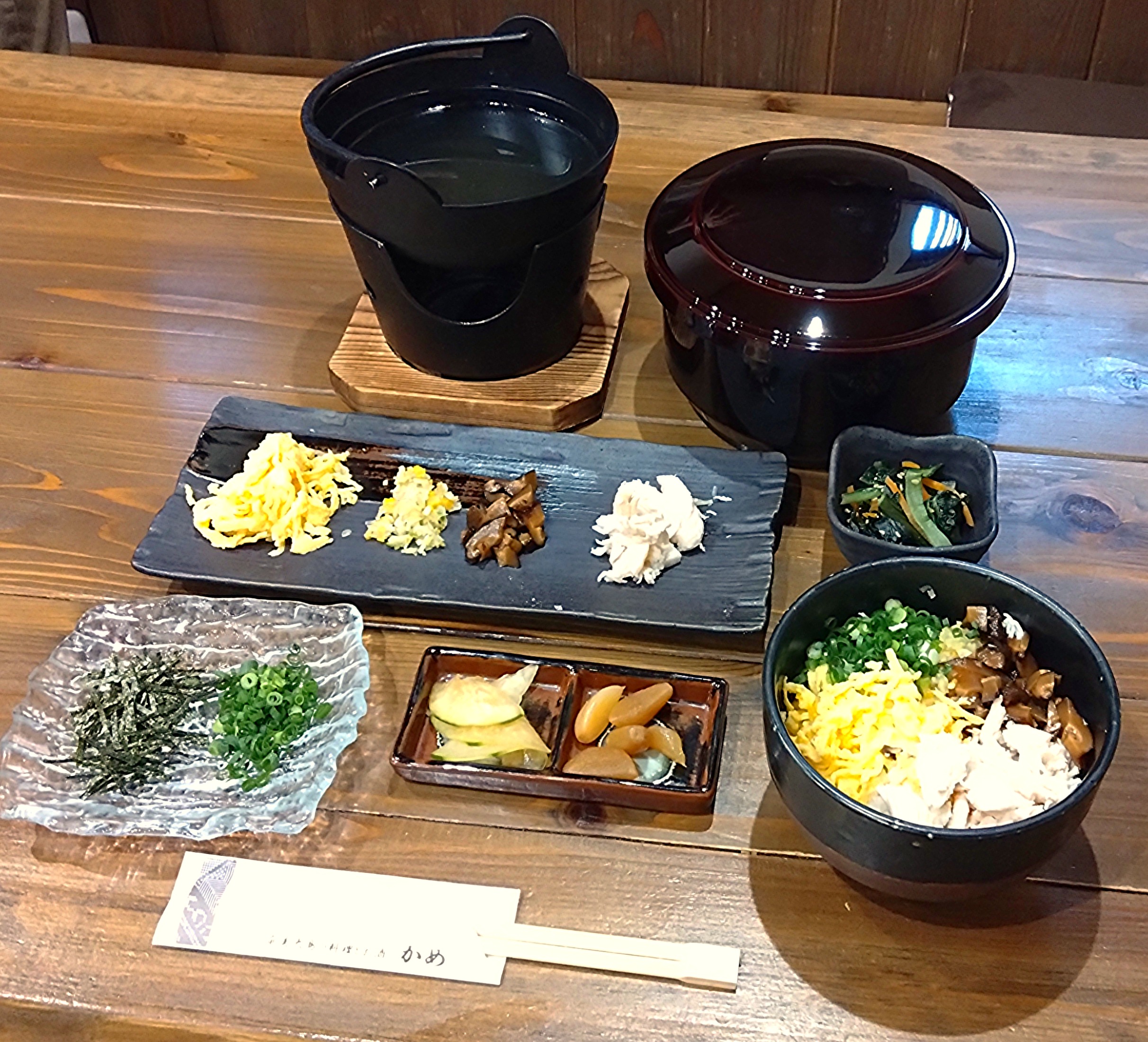 かめの鶏飯は島料理が付いてくる